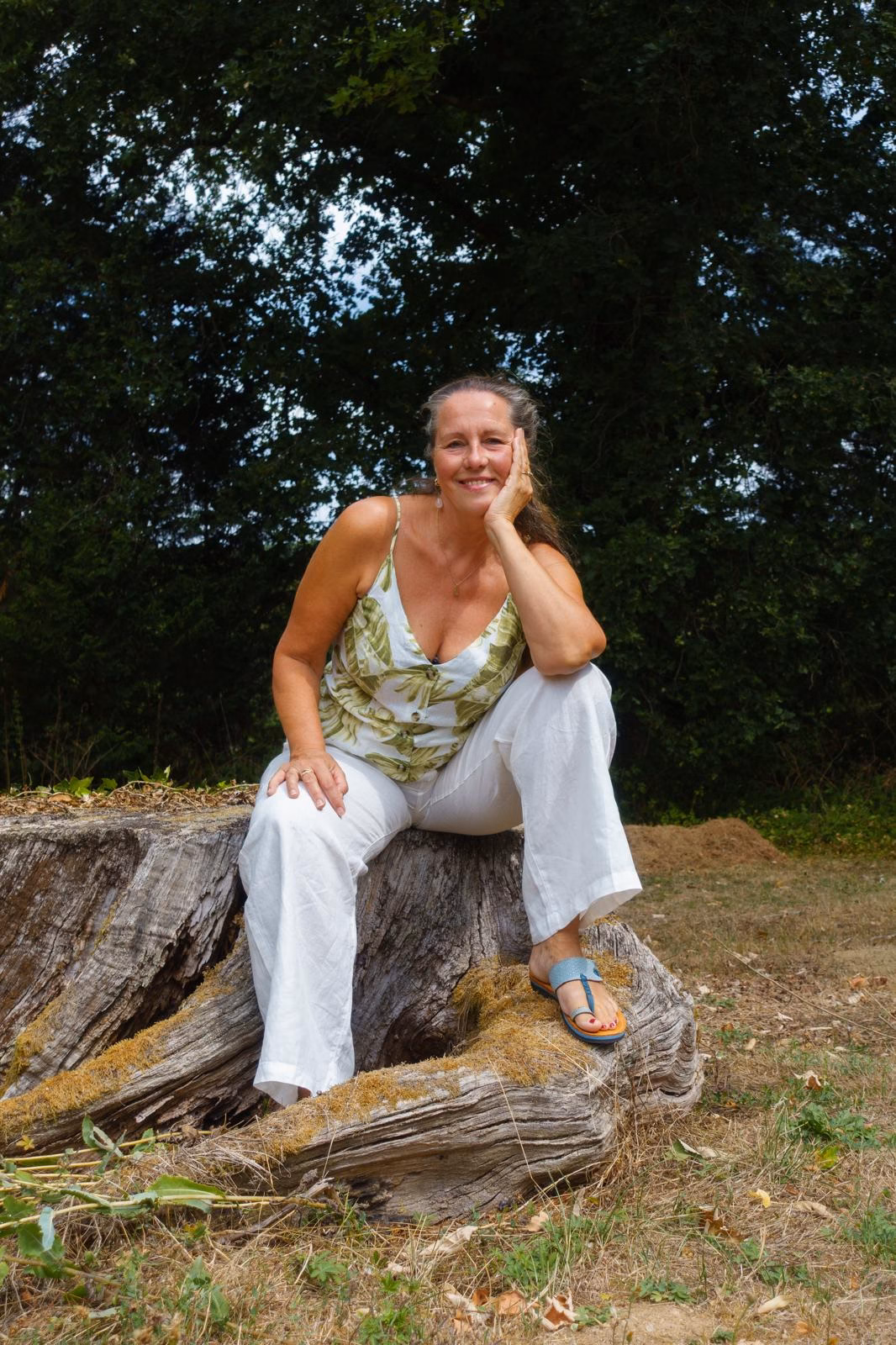 Aranka Reeuwijk op boomstam