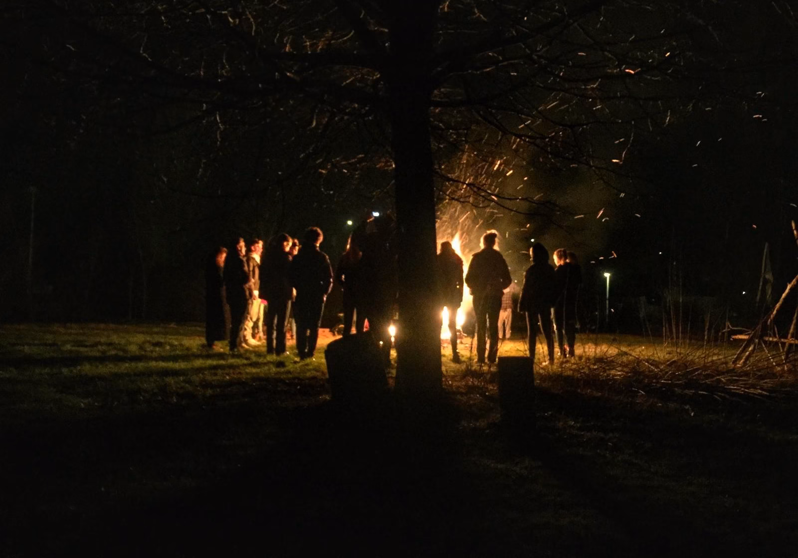 Groep bij een groot vuur