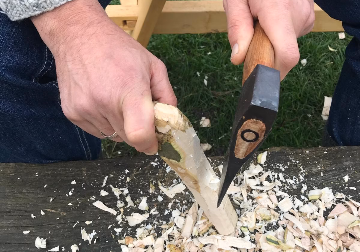 Lepels maken; werken met een bijl