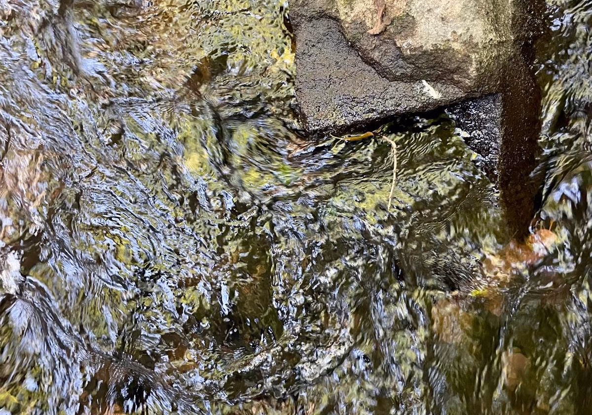 Stromend water